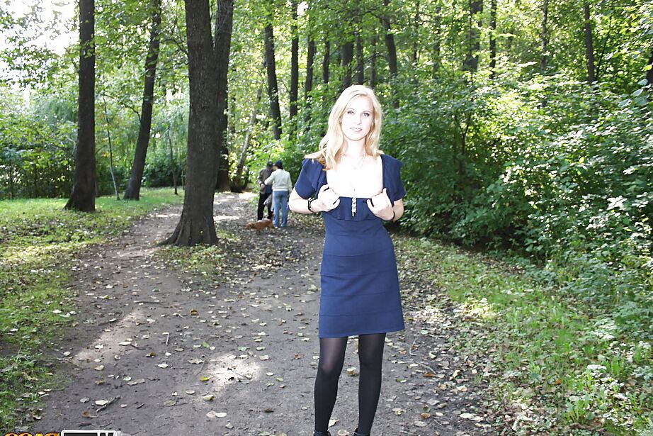 16P Adolescente rubia cachonda con tacones altos es recogida y follada al aire libre