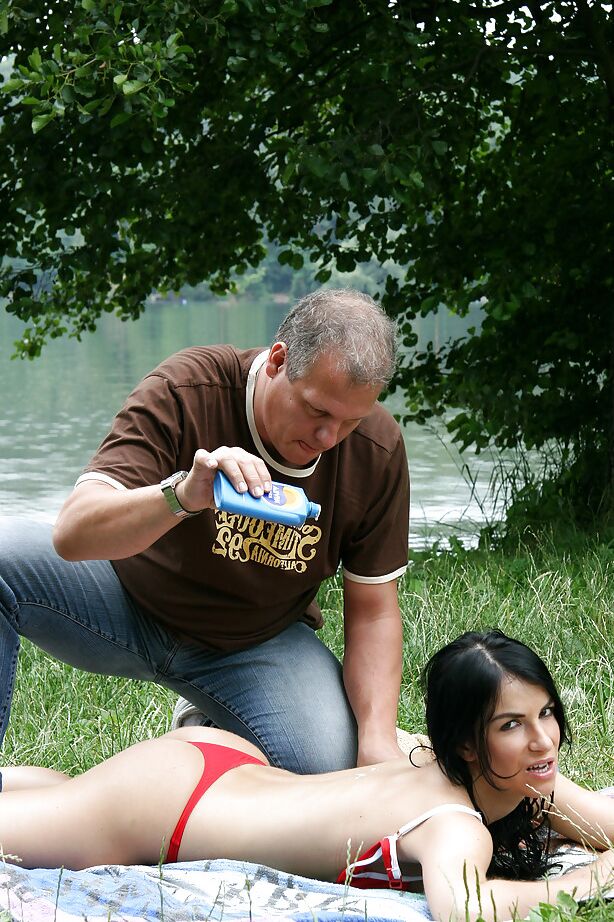 16P Chippy chica morena es follada por un chico mayor al aire libre