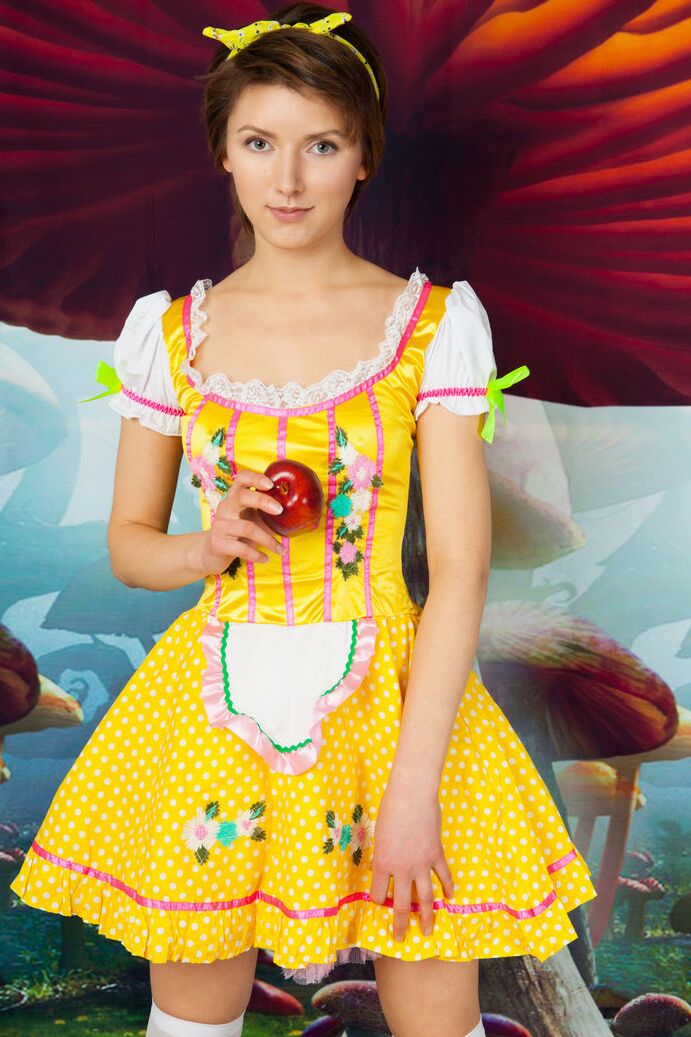 20P A encantadora adolescente Lima tira um vestido de cosplay para posar nua com meias brancas OTK