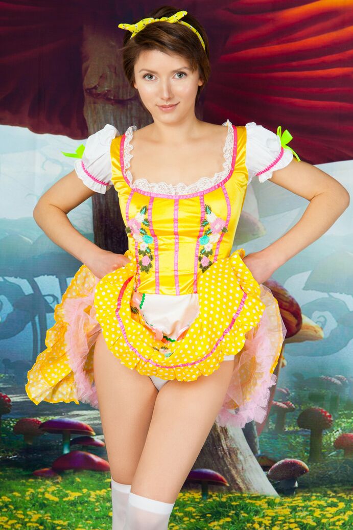 20P A encantadora adolescente Lima tira um vestido de cosplay para posar nua com meias brancas OTK