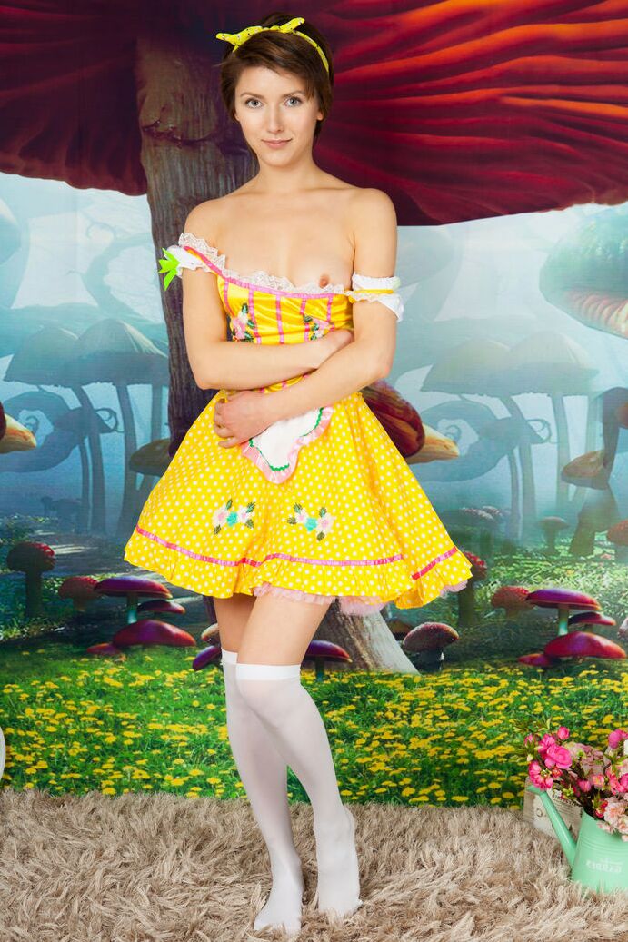 20P A encantadora adolescente Lima tira um vestido de cosplay para posar nua com meias brancas OTK