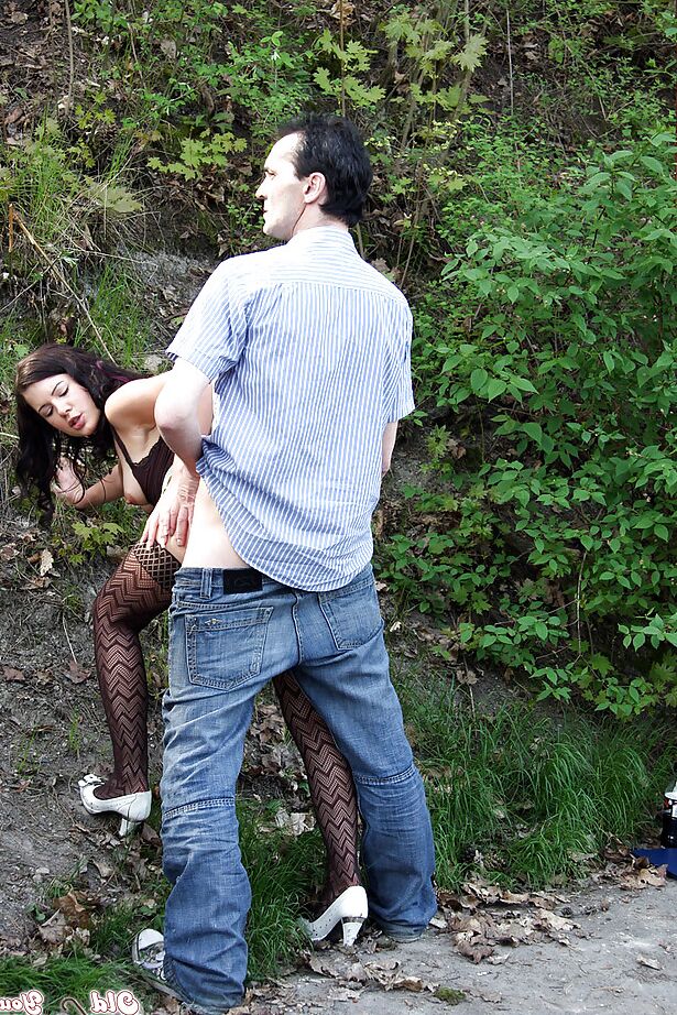 16P Gata morena sedutora em meias Sandra S leva uma surra ao ar livre