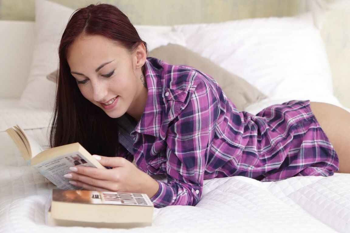 16P Una jovencita muy especial se frota el coño hasta correrse