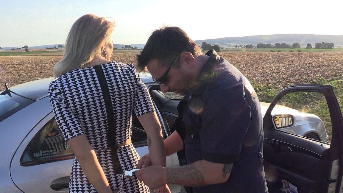 16P Loira amadora Evi Sky fica de joelhos para uma gozada de um policial