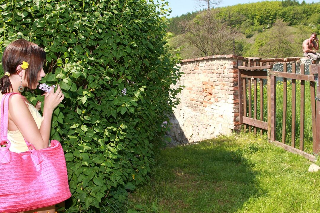 15P 若いブルネットの女の子が裏庭で年上の隣の隣人を誘惑する