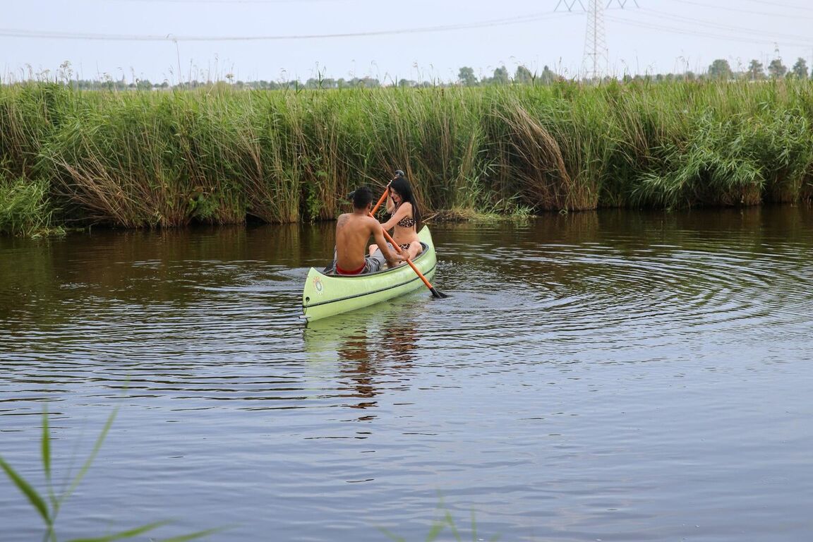 21P La novia adolescente Daniella C se desnuda y se la follan junto al río