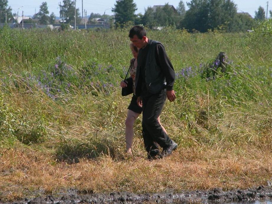 16P 白人女性が支援プログラムの一環として野原でホームレスの野郎とセックスする
