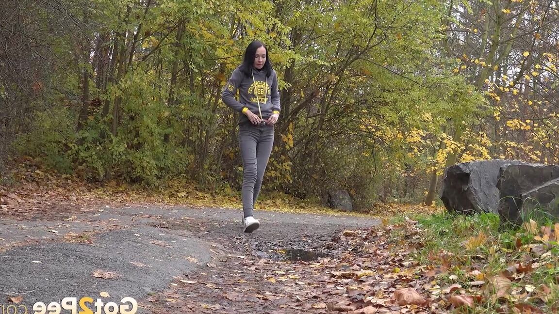 15P Mistica, une fille aux cheveux noirs, fait pipi sur un chemin en marchant dans une zone boisée