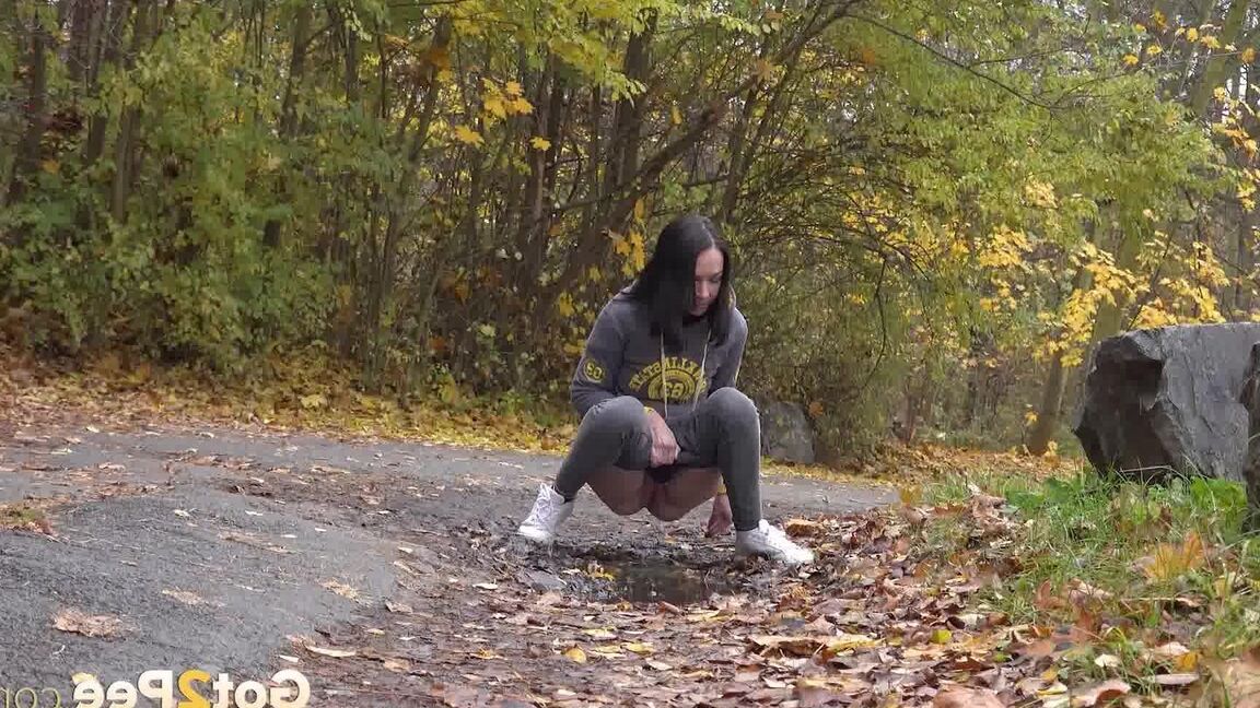 15P Mistica, une fille aux cheveux noirs, fait pipi sur un chemin en marchant dans une zone boisée