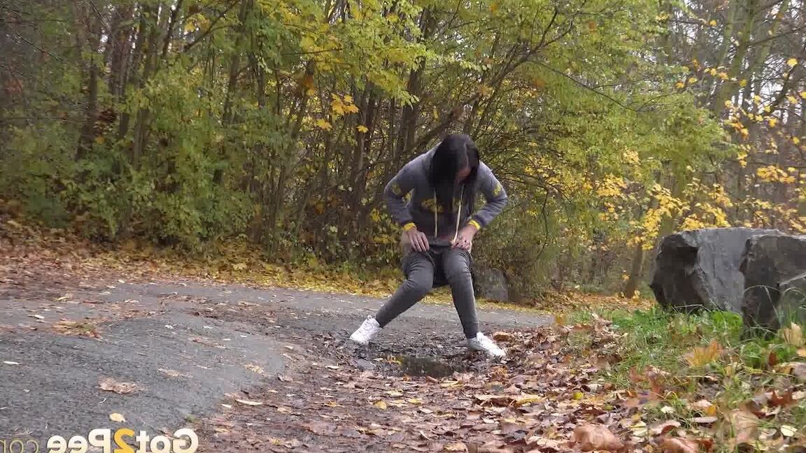 15P Mistica, une fille aux cheveux noirs, fait pipi sur un chemin en marchant dans une zone boisée