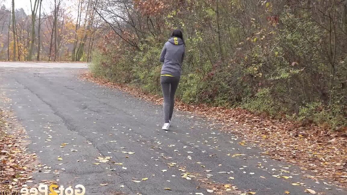 15P Mistica, une fille aux cheveux noirs, fait pipi sur un chemin en marchant dans une zone boisée
