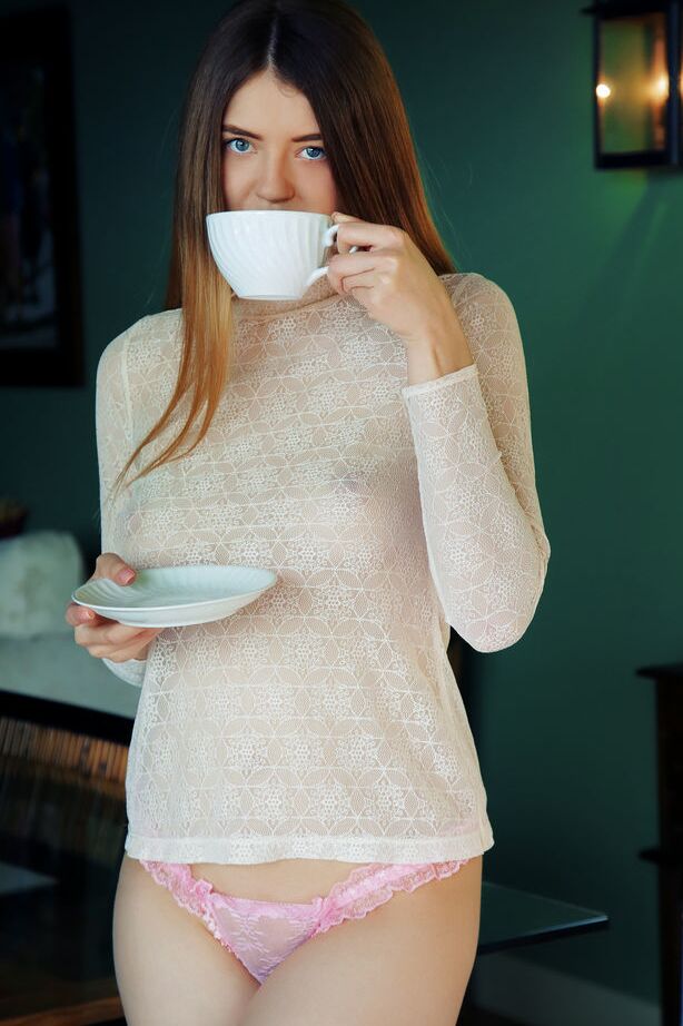 18P 美少女ケイ J は完全に脱ぐ前にお茶を飲みます