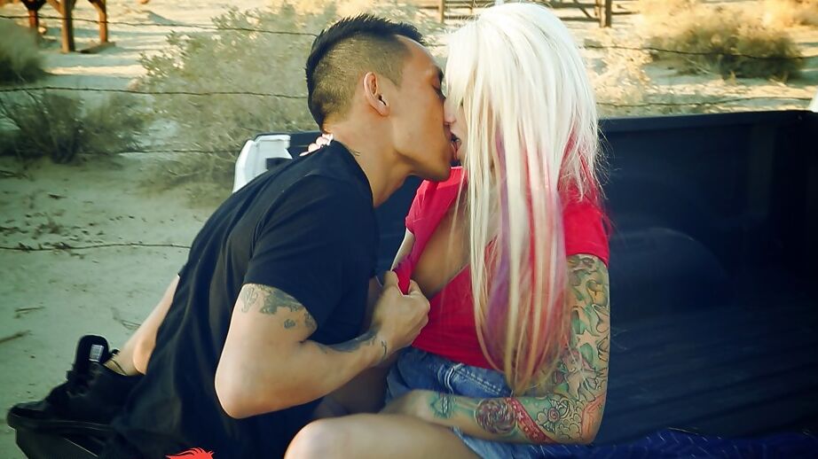 16P A loira tatuada Rikki Six está batendo na bunda com um asiático hardcore