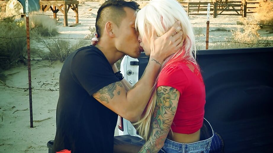 16P A loira tatuada Rikki Six está batendo na bunda com um asiático hardcore