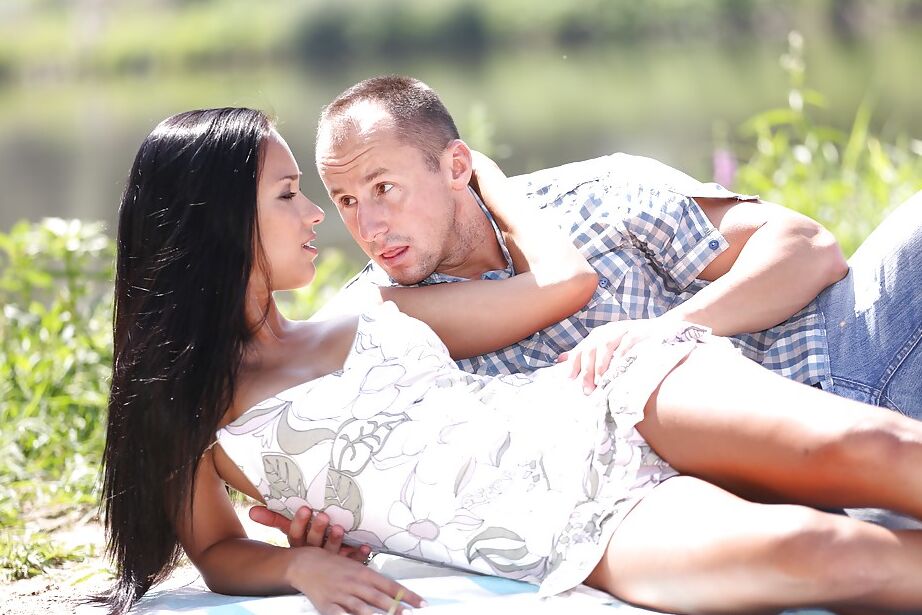 16P Pareja europea está teniendo sexo salvaje al aire libre. 