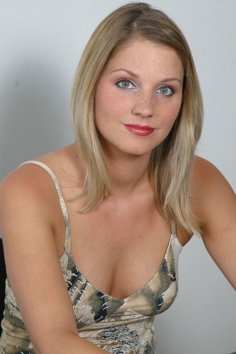 21P Lucie, fille aux yeux bleus, montre ses seins et joue avec un jouet sexuel rouge