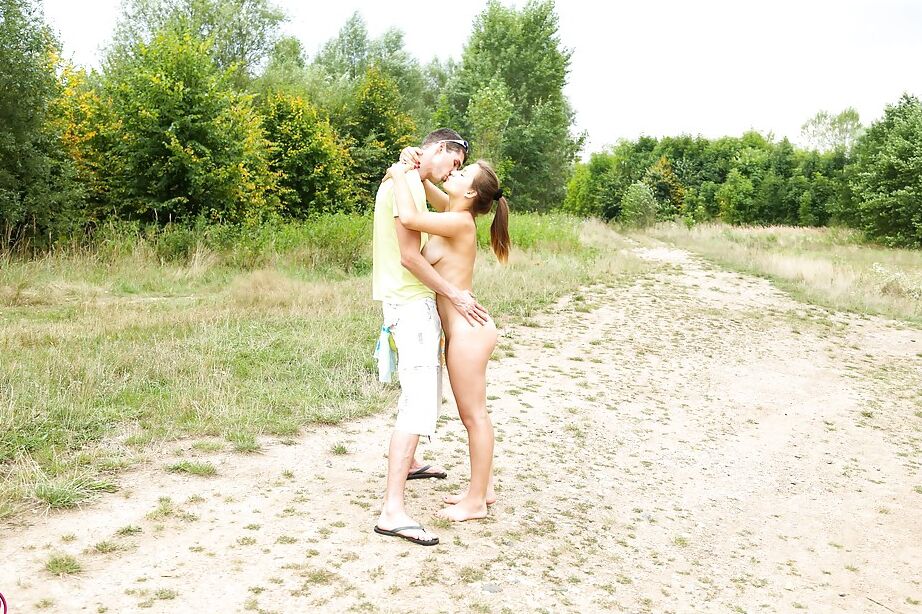 16P Adolescente rubia tetona Adelle recibiendo cunnilingus en el bosque