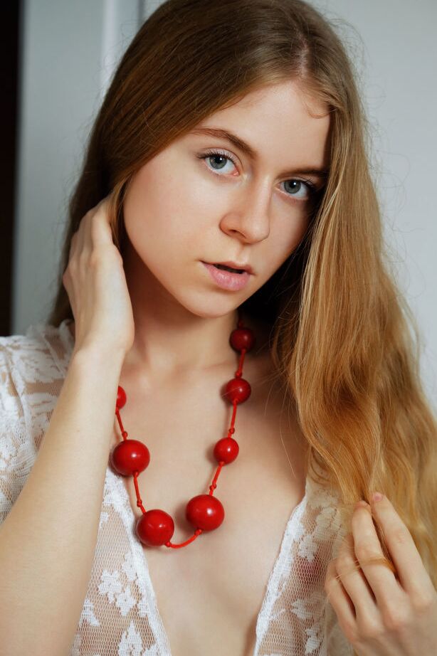 18P A bela adolescente Shayla tira a lingerie de renda branca antes de mostrar sua vulva careca