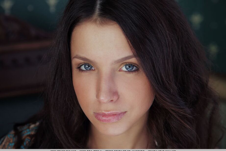 18P La belle jeune Gillian B se met totalement nue avec un lent strip-tease