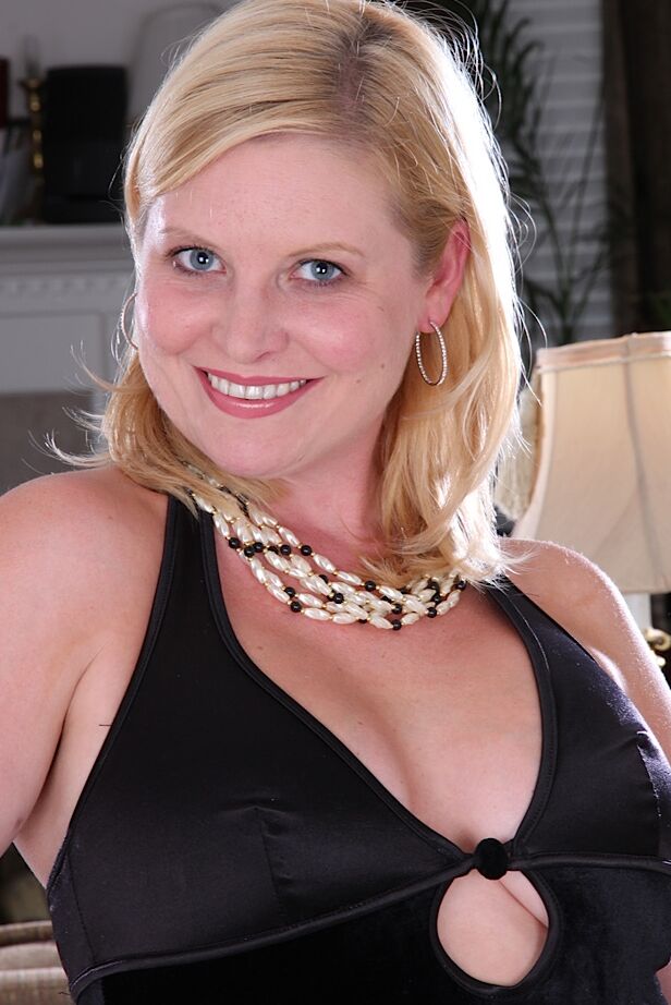 16P ストッキングを着た熟女リン・ミラーが巨乳を露出しマンコを広げる