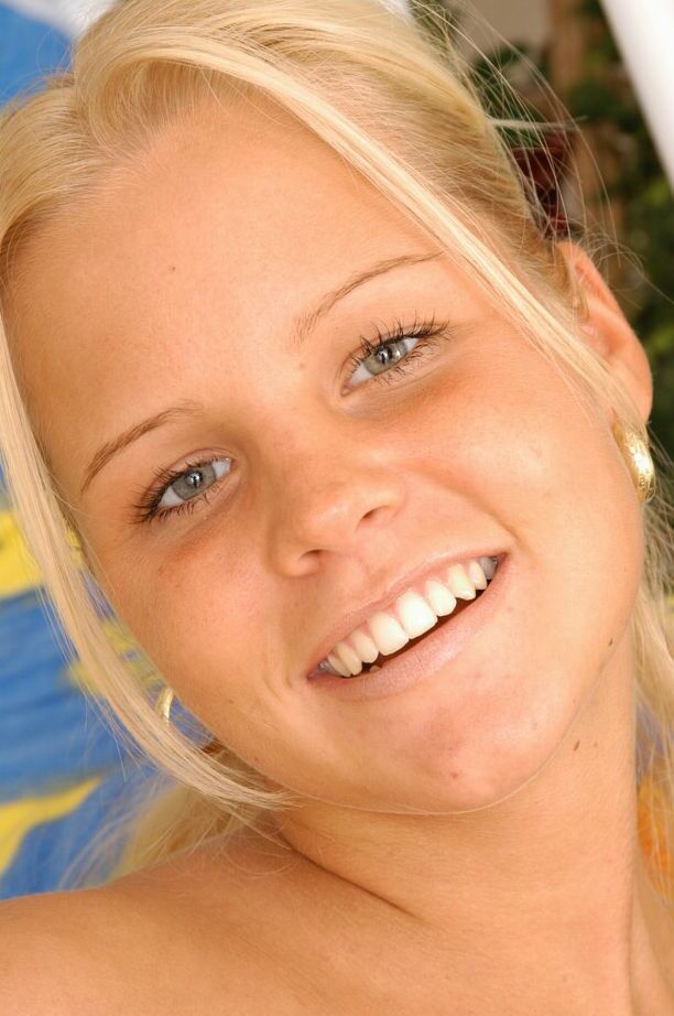 16P La jeune blonde Michaela nous invite à découvrir sa belle chatte