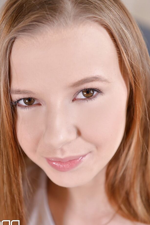 16P La joven europea Olivia Grace se quita las bonitas bragas para masturbarse