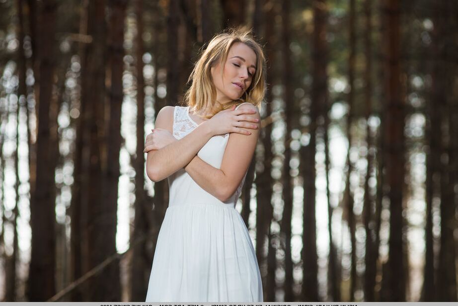 18P Aislin, une jeune chaude et irrésistible, étale ses fesses parfaites dans les bois.