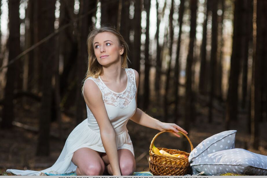 18P Aislin, une jeune chaude et irrésistible, étale ses fesses parfaites dans les bois.
