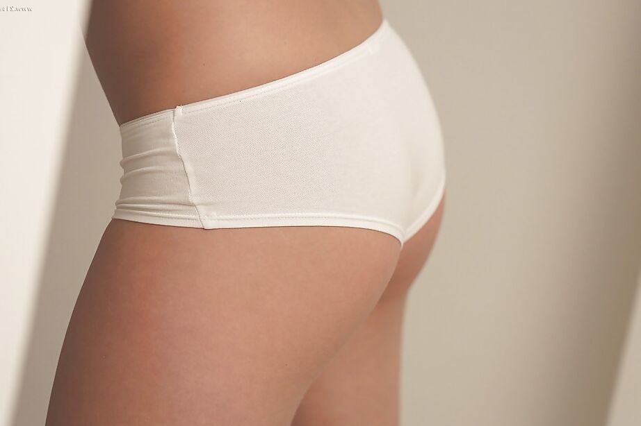 16P Die heiße Blondine Christen Courtney posiert in weißen Slips und streichelt ihre Titten