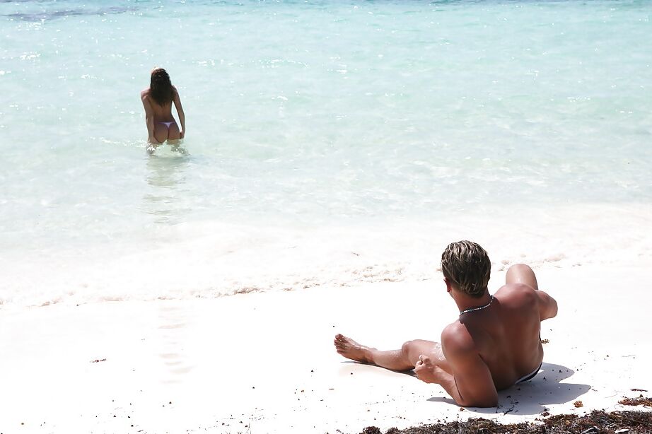 16P La star du porno aux gros seins Roberta Misoni se fait baiser en hardcore sur la plage.