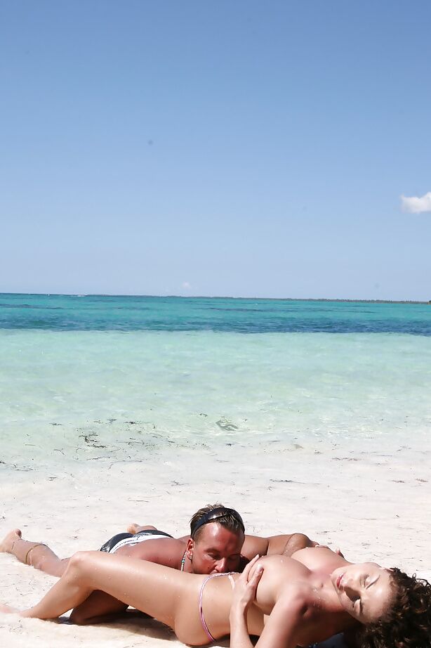 16P La star du porno aux gros seins Roberta Misoni se fait baiser en hardcore sur la plage.