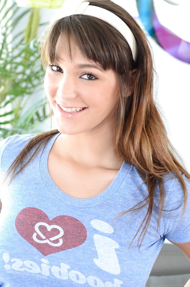 16P Chica sonriente en calcetines hasta la rodilla desnudándose hasta quedar en bragas sexys
