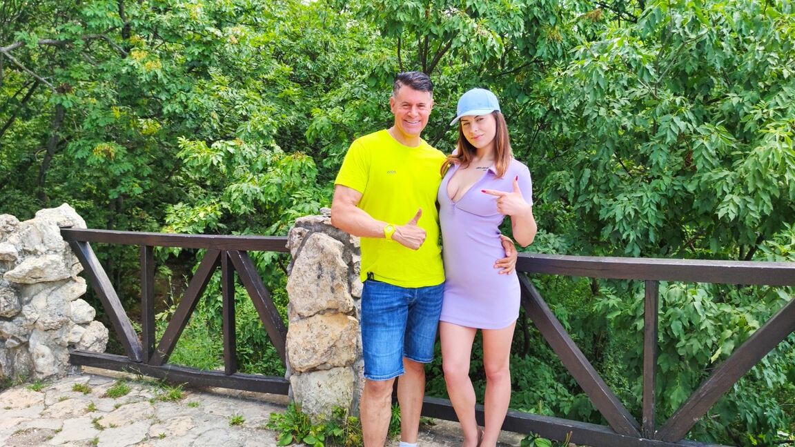 15P Sexy MILF Mia Rose X exibe sua bunda legal ao ar livre e em uma cama