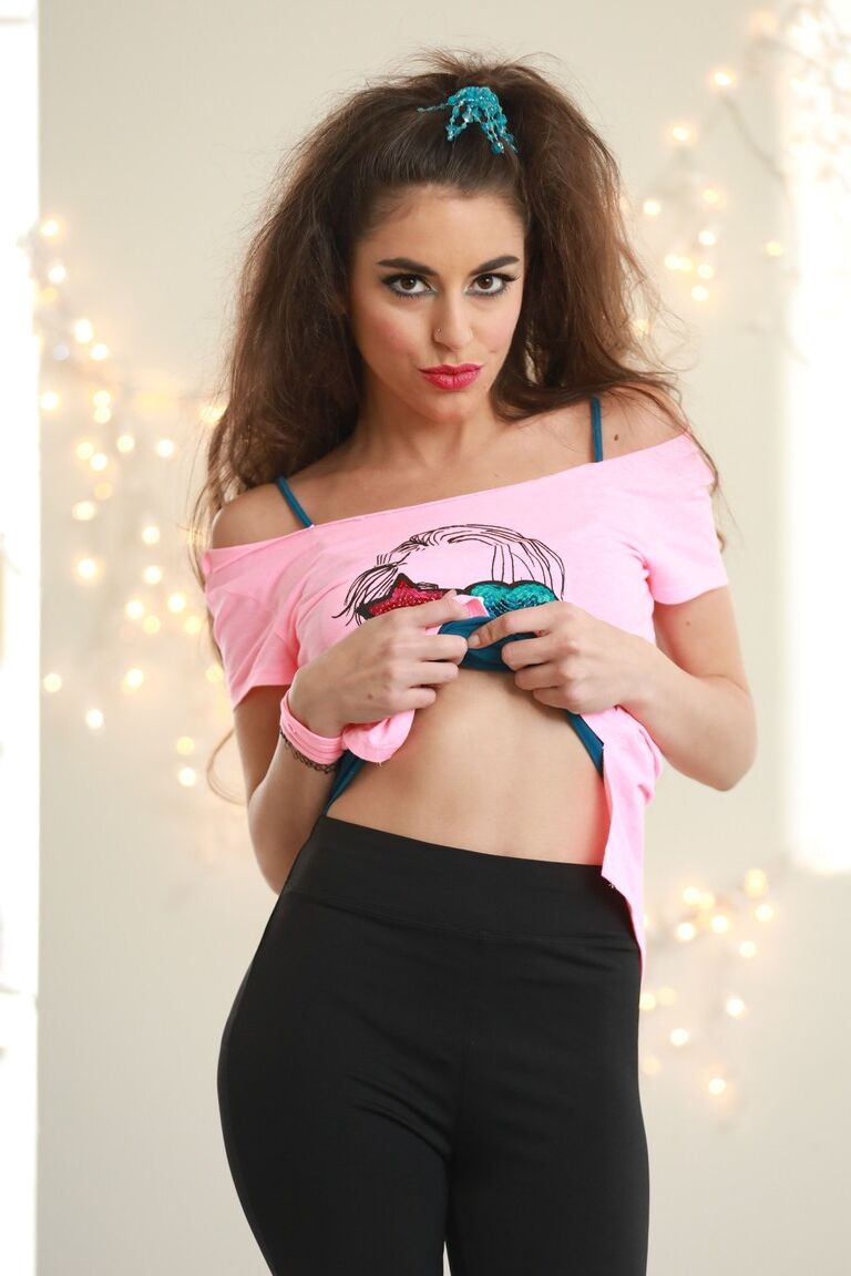 21P A estrela pornográfica magra Arielle Faye expõe sua figura esbelta e peitos pequenos