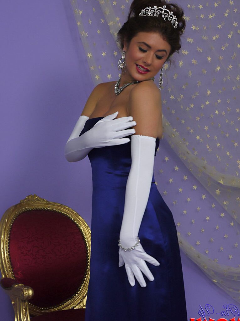 17P Prom queen Kelly Hall undresses to her vintage undies after accepting crown