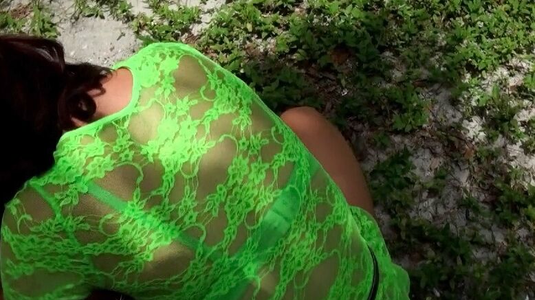 16P Prostituta desesperada leva gozada no rosto depois de uma foda POV ao ar livre