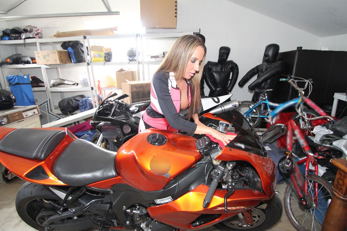 17P A linda garota Richelle Ryan mostra bunda e peitos grandes na garagem de bicicletas