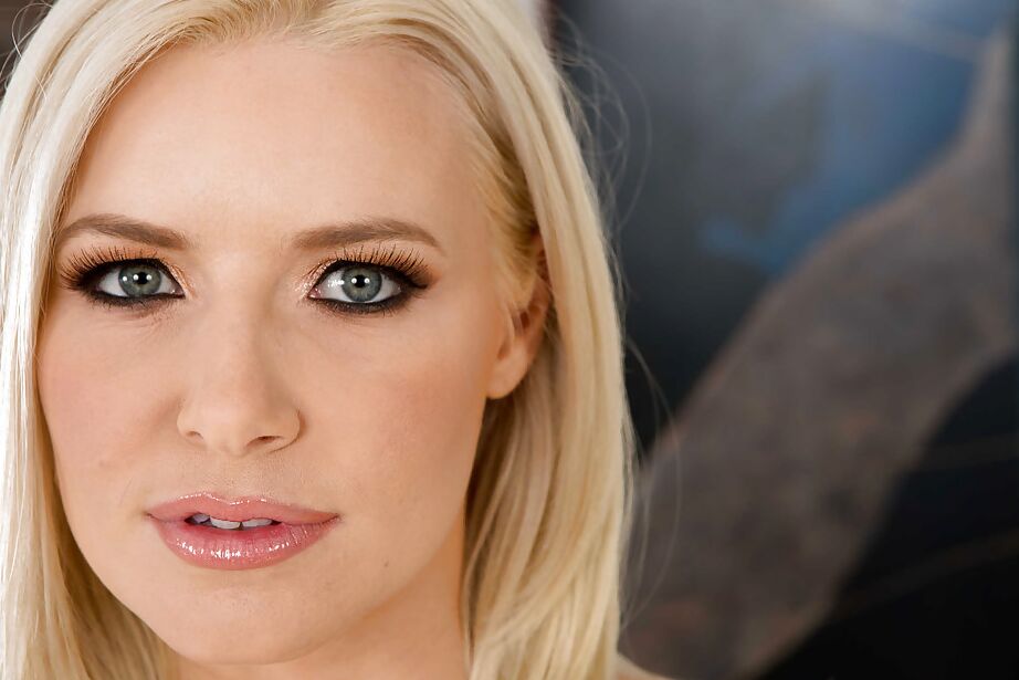 16P Blondes Babe Anikka Albrite posiert in ihrem fantastischen Bikini und High Heels