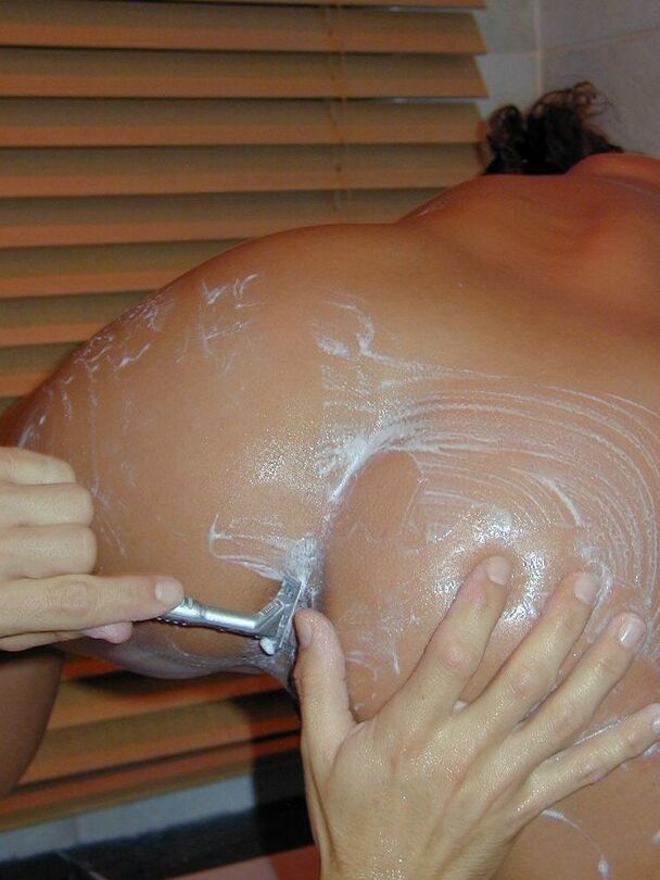 15P Chica amateur lamida el coño mientras la afeitan en la bañera
