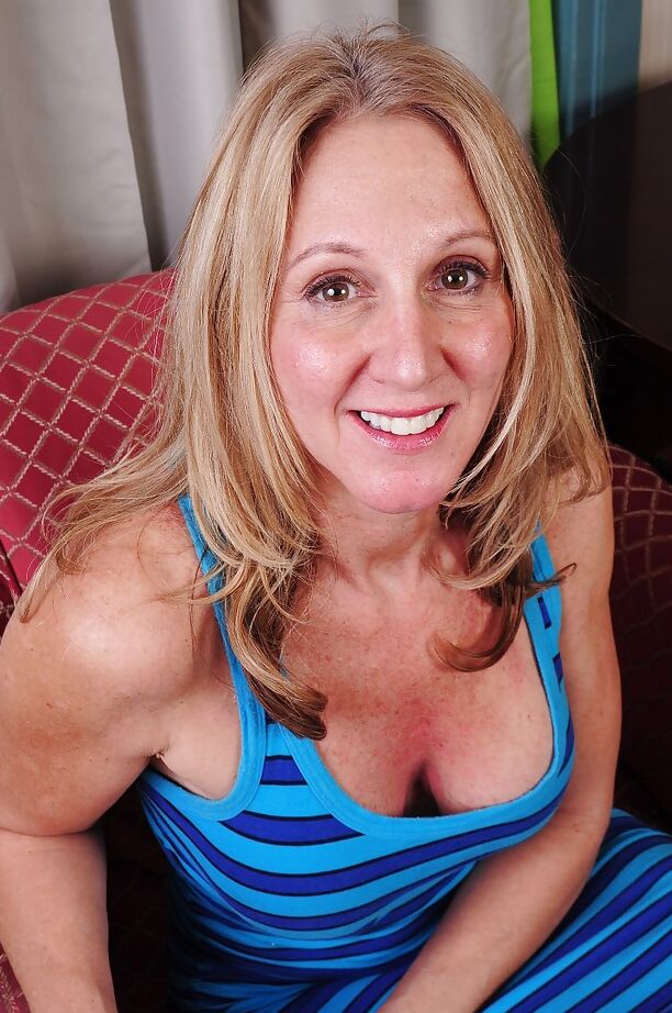 16P Mature slut with big tits Jenna dose some posing in close up