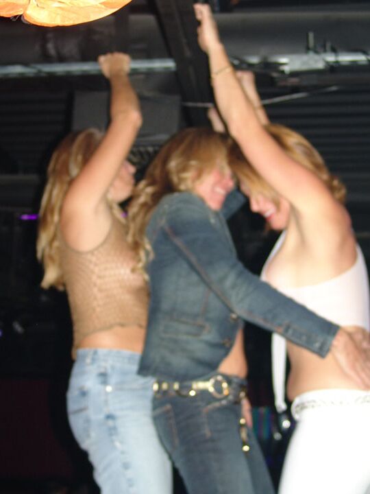 21P Doce maduro amador Double Dee e strippers gostosas mostram seus peitos em um clube
