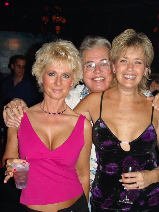 21P Doce maduro amador Double Dee e strippers gostosas mostram seus peitos em um clube