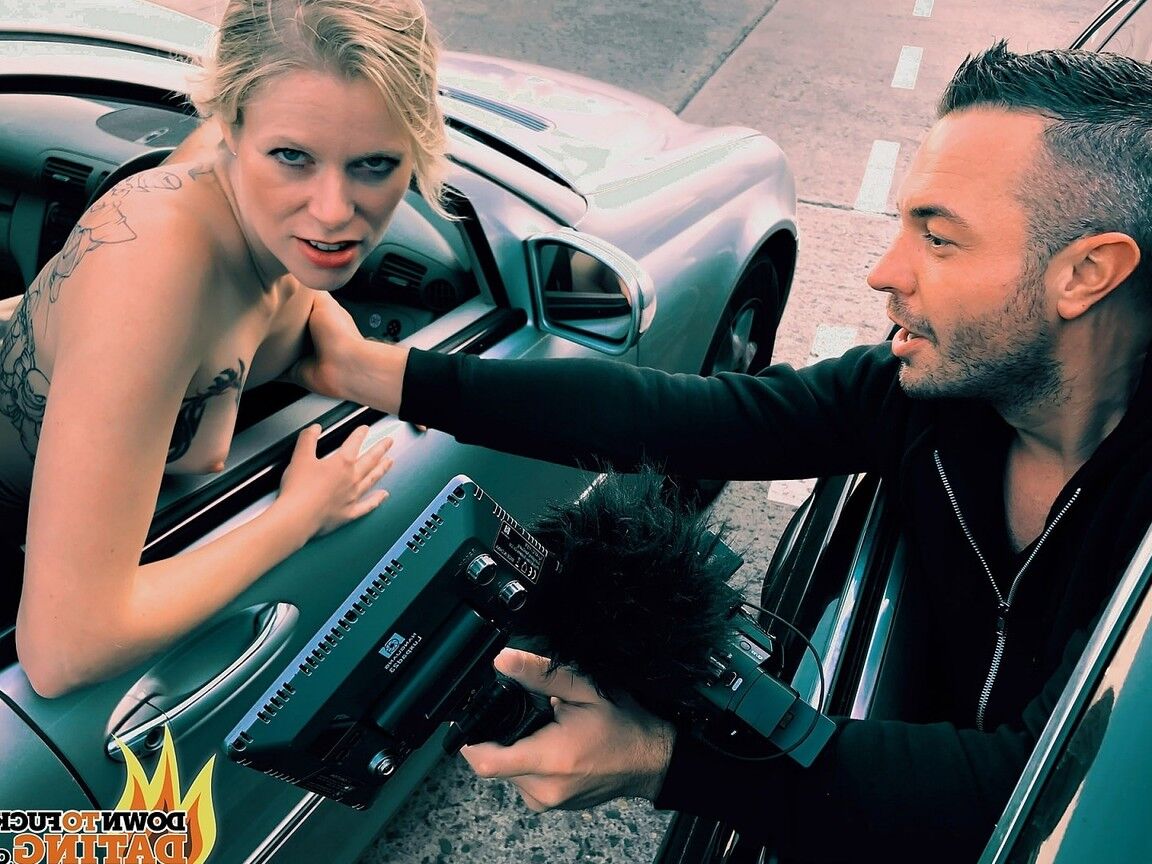 17P La star du porno blonde sauvage Claudia Swea se fait filmer et baiser en public
