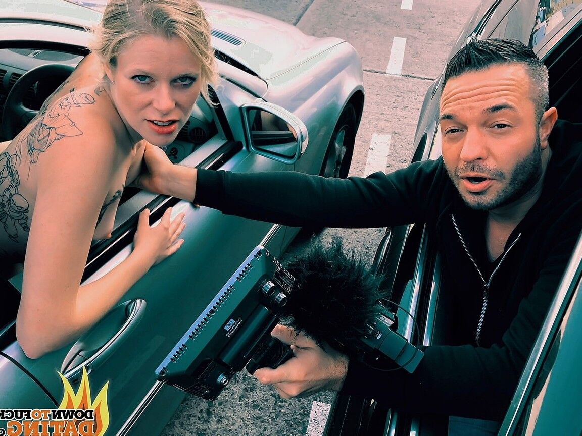 17P La star du porno blonde sauvage Claudia Swea se fait filmer et baiser en public