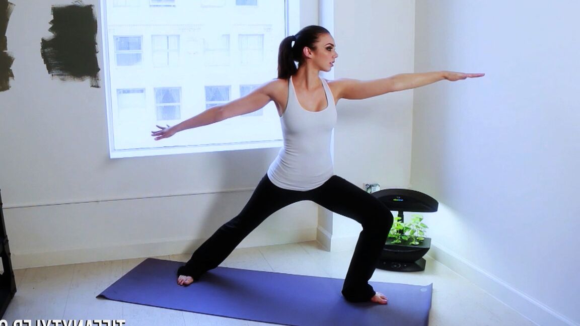 Tiffany Tyler, fille solo de 15P Fit, se met totalement nue en faisant du yoga.
