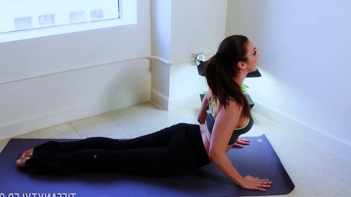 Tiffany Tyler, fille solo de 15P Fit, se met totalement nue en faisant du yoga.