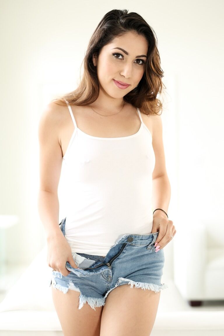 15P Erotica X Chad Alva, Judy Jolie Estrella porno morena adolescente al aire libre