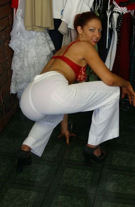12P Gata fodível com pernas sensuais descobrindo seu corpo voluptuoso