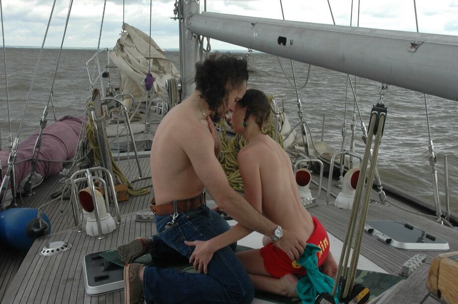 16P La joven amateur Leila tiene sexo duro del coño a la boca en un velero