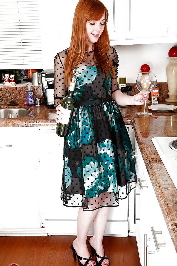 16P Mamá pelirroja Marie McCray deslizando bragas sobre el culo y el arbusto en la cocina